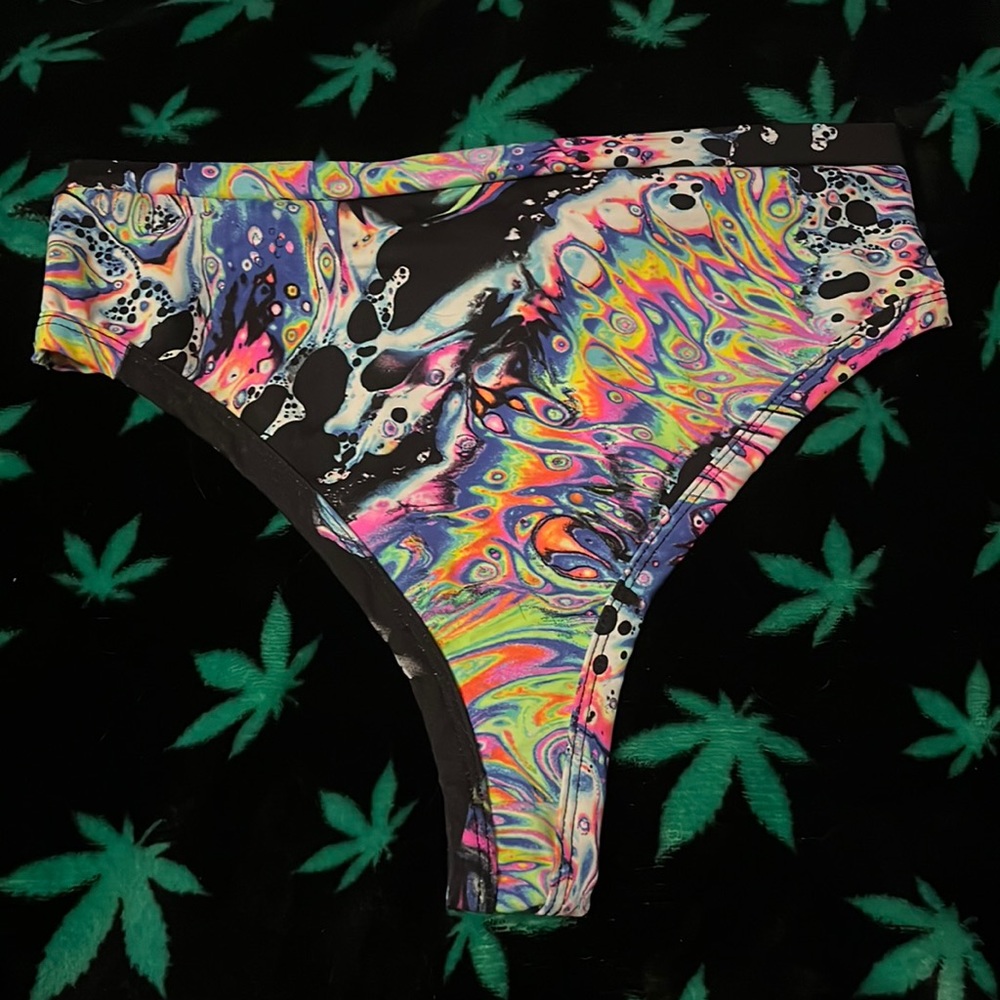 Iheartraves 💓 liquid tripp bottoms size Medium!!